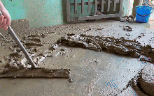 Nhà sao Vbiz ngập bùn đất sau lũ: Cả gia đình tất bật dọn dẹp, thiệt hại 2 xe máy