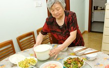 Tôi có gần 2 tỷ tiết kiệm, lương hưu 18 triệu/tháng nhưng vẫn sống cơ cực, chỉ vì đi sai 2 bước sau tuổi 70