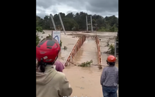CLIP: Khoảnh khắc cầu treo bị lũ cuốn trôi