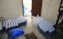 Đột kích một cơ sở in lụa, công an bất ngờ tóm gọn đường dây sản xuất nước giặt giả, tịch thu hàng trăm can nhựa chứa hóa chất cùng máy trộn công nghiệp