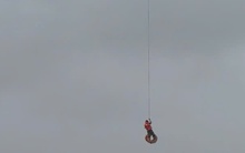 CLIP: Dùng máy bay không người lái cứu 1 người bị lật thuyền