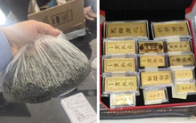 Shipper nhận giao gói trà nặng bất thường, mở ra lại thấy 4 cây vàng liền báo cảnh sát