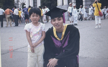 Nam sinh bị kéo vào chụp ảnh cùng cô bé năm 2005, 20 năm sau họ bất ngờ hội ngộ theo cách không ai ngờ