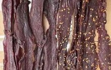 Đột kích nhà máy bí ẩn trên núi, cảnh sát triệt phá đường dây làm thịt bò khô từ vịt: Giá rẻ gấp 6 lần vốn, thu tới 36 tỷ/tháng