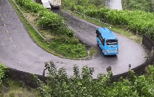 Xe khách đi lùi lên dốc Thẩm Mã, dân mạng trầm trồ tài nghệ của lái xe: Nhưng vì sao không đi tiến?