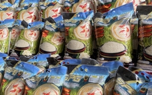 Đột kích xưởng sản xuất 14 tấn gạo giả mỗi ngày suốt 2 năm: Hãi hùng chiêu 1kg gạo tốt pha 10kg gạo nhái, tổng thiệt hại tới 155.000 tỷ