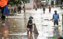 Mưa lũ làm 85 người chết và mất tích, người dân đang cần thuốc men, hoá chất