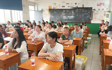 ĐIỀU BẤT THƯỜNG trong 1 bức ảnh họp phụ huynh!