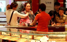 Chi 120 triệu đồng mua 26 chỉ vàng tiết kiệm, 10 năm sau người phụ nữ đến rút thì nhận thông báo: “Không thể lấy lại vì tiệm vàng đã đổi chủ”