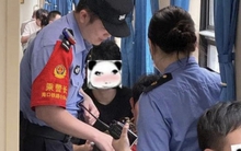 Vô tình liếc nhìn điện thoại cụ bà ngồi cạnh, nam sinh tái mặt trước tin nhắn mình thấy, vội vàng báo nhân viên an ninh