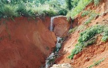 Cận cảnh đường đứt gãy tạo hố sâu 35m, cả thôn ở Quảng Ngãi bị chia cắt