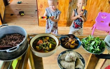 Từng sống trong căn phòng trọ chật chội ở thành phố, vợ chồng trẻ quyết định về quê để con có tuổi thơ trọn vẹn