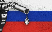 Buồn của dầu Nga: Một quốc gia vừa giảm nhập khẩu đến 2/3 sản lượng, hơn 48 triệu thùng dầu đang lênh đênh trên biển, doanh thu thấp nhất trong 2,5 năm