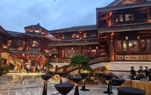 Phía sau sự sang chảnh của các “phú bà mỹ phẩm”: Khoe giàu để... câu khách