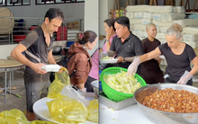 Khách Tây lặng lẽ xếp từng chiếc túi nilon, từng miếng rau của hộp cơm cứu trợ