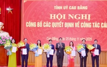 Tỉnh ủy Cao Bằng trao quyết định về công tác cán bộ