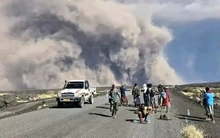 Núi lửa lần đầu tiên phun trào sau 12.000 năm, nhân chứng mô tả 'nổ như bom'