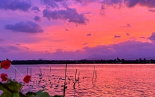 Xuất hiện bầu trời "tím lịm tìm sim" ở Khánh Hoà