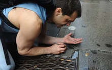 Phát hiện rất nhiều vàng trong các rãnh cống trên vỉa hè