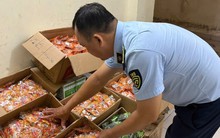 Phát hiện số lượng lớn bánh kẹo bán Tết không rõ xuất xứ