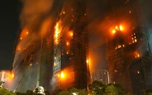 Nguyên nhân rùng mình khiến đám cháy ở Hong Kong (Trung Quốc) lan rộng khắp 8 toà nhà 31 tầng