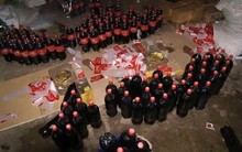 Đột kích một nhà máy ở Pakistan, công an triệt phá đường dây sản xuất nước ngọt giả, tịch thu hơn 2.000 lít hóa chất cùng lượng lớn chai lọ, máy chiết rót