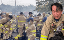 Đau lòng với điều nhìn thấy bên dưới lớp đồ bảo hộ của lính cứu hỏa trong vụ cháy chung cư tồi tệ nhất