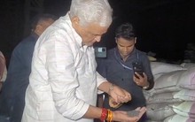 Đích thân Bộ trưởng Bộ Nông nghiệp dẫn đầu cuộc đột kích, triệt phá đường dây sản xuất phân bón giả tại Ấn Độ, tịch thu hơn 24.000 bao sản phẩm