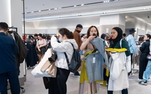 Chen chân 'săn sale' Black Friday từ sáng đến đêm