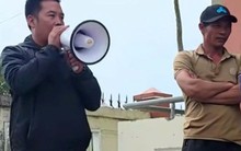 Trưởng thôn đi chân đất phát quà cứu trợ, không cần giấy vẫn nhớ tên 3.000 người dân