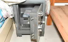 Đi làm xa gửi về nhà 33 triệu/tháng, người đàn ông chết lặng phát hiện ra bí mật trong két sắt