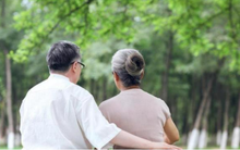 65 tuổi, lương hưu 37 triệu đồng/tháng, cụ ông vẫn làm bảo vệ, không yên tâm "an nhàn tuổi già": Tôi không muốn tụt hậu với đời!