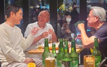 Cửa hàng gà Hàn Quốc “vỡ trận” sau bữa ăn của các tỷ phú