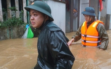 Nước dâng cao chảy xiết, người dân 'rốn lũ' Mẹ Suốt lại cuống cuồng sơ tán