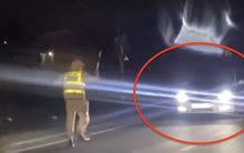 Né kiểm tra nồng độ cồn, tài xế lùi ô tô xuống ruộng