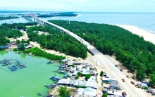 Vì sao công trình cầu vượt cửa biển dài nhất miền Trung chưa thể thông xe toàn tuyến?