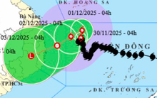 Bão số 15 giật cấp 11, "đi bộ" trên Biển Đông