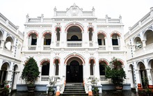 Dinh thự Vua Mèo khoác áo mới sau trùng tu, lộng lẫy giữa cao nguyên trắng