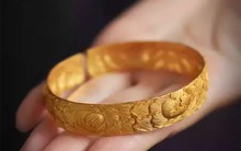 Ăn trộm vòng vàng của bạn gái để mua quà kỷ niệm 1 năm yêu nhau