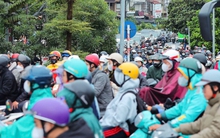 Cấm một chiều cầu Long Biên, dòng xe đổ dồn sang cầu Chương Dương gây kẹt cứng