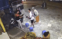 Khách Hàn Quốc cố dúi 13 triệu đồng vào tay người đàn ông Việt: Tiết lộ câu chuyện phía sau