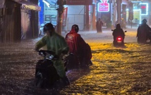 TP HCM: Mưa lớn kéo dài trong đêm, ngập nặng, xe cộ “chết đứng”