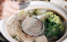 Bọt nổi trên nồi lẩu, thịt luộc là chất bẩn hay chất bổ? Chuyên gia: Ăn được hay không chỉ nhìn 1 điểm