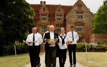 Giúp việc của giới siêu giàu - Nghề rủi ro nhất thế giới: Một cú trượt tay có thể thổi bay 75.000 USD, thần kinh không vững không thể trụ được!