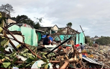 Sáng nay, Quy Nhơn thức dậy trong hoang tàn