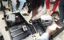 Bắt quả tang “vật thể lạ” trong vali du khách nước ngoài, hé lộ chiêu lừa công nghệ cao mới tại Hà Nội