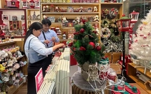 Đồ trang trí Noel xuống phố sớm, giá 'khá mềm' ngay từ đầu mùa