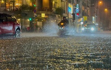 Bì bõm trên nhiều tuyến đường trung tâm TP HCM tối cuối tuần, xe chết máy, nước tràn vào quán