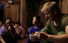 Đầu bếp 17 sao Michelin thế giới ngồi khúm núm ăn xôi ở Việt Nam