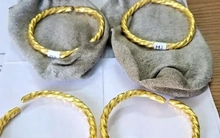 Người phụ nữ cất giấu vàng trong tất để đưa về Việt Nam